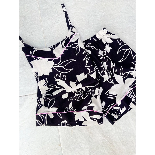 PIJAMA SHORT FLORES BLANCO Y NEGRO EMILLE