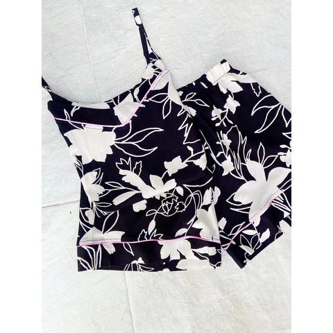 PIJAMA SHORT FLORES BLANCO Y NEGRO EMILLE
